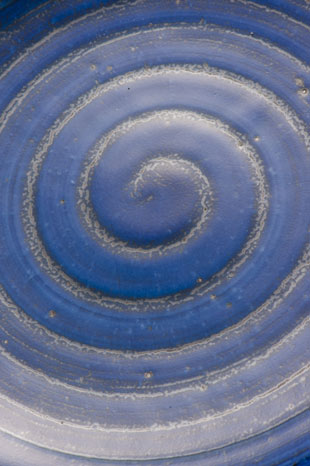 砥部焼・梅山窯　藍色の荒土大皿(8寸)の絵付け
