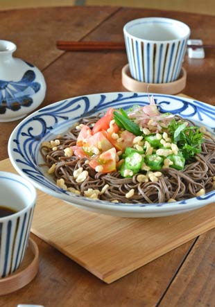 砥部焼・梅山窯　ふち唐草の縁付皿(8寸)にそばを