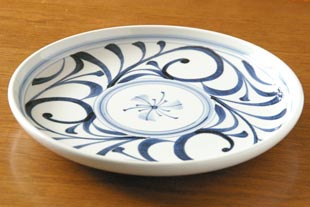 砥部焼・梅山窯　からくさもようの大皿（8寸）