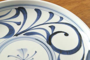 砥部焼・梅山窯　からくさもようの大皿（8寸）の絵付け