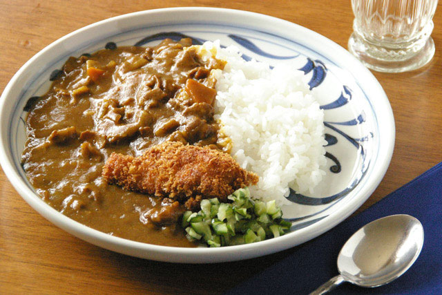 和食器･砥部焼　からくさもようの大皿（8寸）にカレーを　