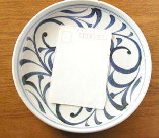 砥部焼・梅山窯　からくさもようの大皿（8寸）をはがきと比べて