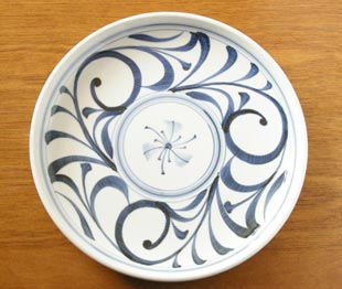 砥部焼・梅山窯　からくさもようの大皿（8寸）を上から見て