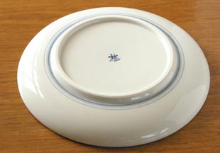 砥部焼・梅山窯　からくさもようの大皿（8寸）の底面