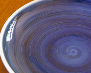 梅山窯　藍色の大皿(8寸)の絵付け