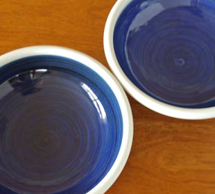 砥部焼・梅山窯　藍色の玉ぶち鉢(8寸)の絵付けの比較