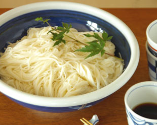 砥部焼・梅山窯　藍色の玉ぶち鉢(8寸)に素麺を