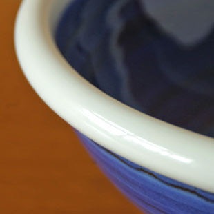 砥部焼・梅山窯　藍色の玉ぶち鉢(8寸)の玉ぶち部分