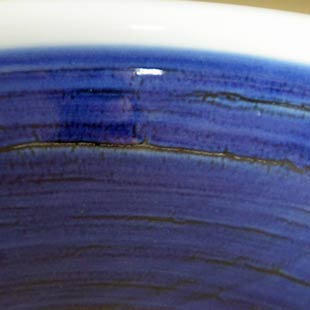 砥部焼・梅山窯　藍色の玉ぶち鉢(8寸)の絵付け