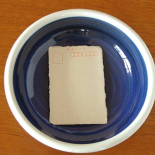 砥部焼・梅山窯　藍色の玉ぶち鉢(8寸)をはがきと比較して