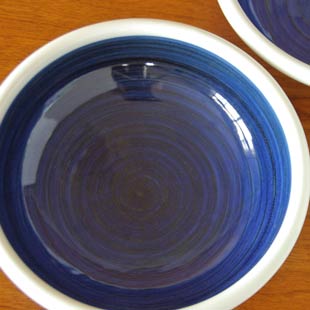 砥部焼・梅山窯　藍色の玉ぶち鉢(8寸)を上から見て