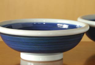 砥部焼・梅山窯　藍色の玉ぶち鉢(8寸)を横から見て