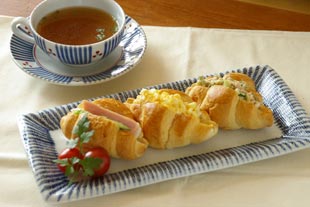 砥部焼・梅山窯　とくさ柄の布目角皿