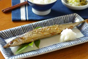 砥部焼・梅山窯　とくさ柄の布目角皿(9寸)にさんまを盛って