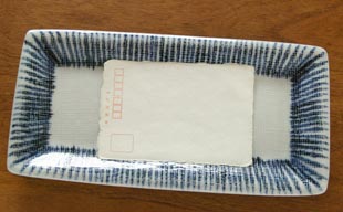 砥部焼・梅山窯　とくさ柄の布目角皿(9寸)とはがきと比較して