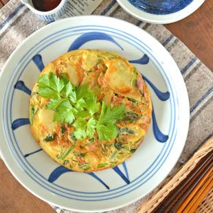 砥部焼・梅山窯　ひとつからくさの大皿(9寸)