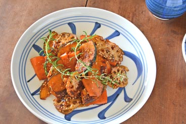 砥部焼　ひとつからくさの大皿(9寸)に炒め物を