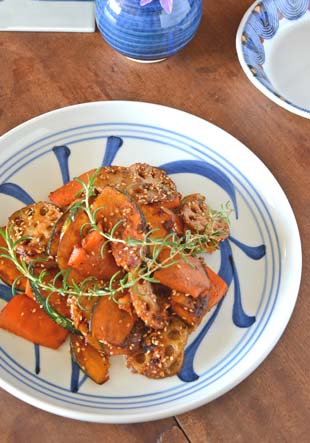 砥部焼・梅山窯　ひとつからくさの大皿(9寸)に炒め物を