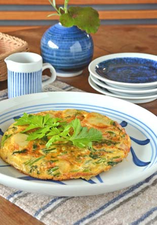 砥部焼・梅山窯　ひとつからくさの大皿(9寸)にオムレツを