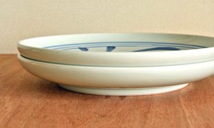 砥部焼・梅山窯　ひとつからくさの大皿(9寸)を重ねて