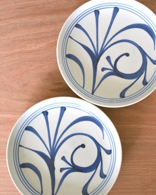 砥部焼・梅山窯　ひとつからくさの大皿(9寸)を並べて