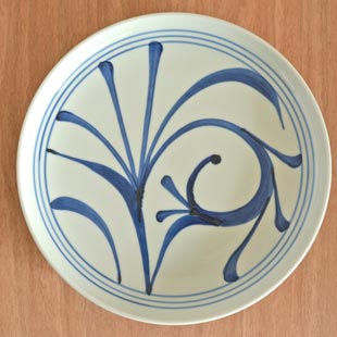 砥部焼・梅山窯　ひとつからくさの大皿(9寸)を上から見て