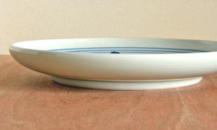 砥部焼・梅山窯　ひとつからくさの大皿(9寸)を横から見て