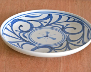 砥部焼・梅山窯　みつからくさの大皿(9寸)