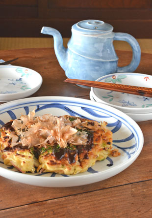 砥部焼・梅山窯　みつからくさの大皿(9寸)にお好み焼を