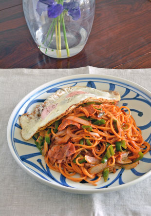 砥部焼・梅山窯　みつからくさの大皿(9寸)にナポリタンを