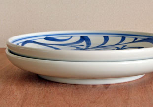 砥部焼・梅山窯　みつからくさの大皿(9寸)を重ねて