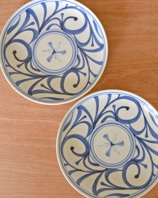 砥部焼・梅山窯　みつからくさの大皿(9寸)を並べて