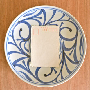 砥部焼・梅山窯　みつからくさの大皿(9寸)をはがきと比較して