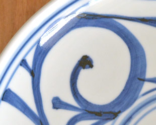 砥部焼・梅山窯　みつからくさの大皿(9寸)の絵付け