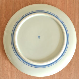 砥部焼・梅山窯　みつからくさの大皿(9寸)の裏面