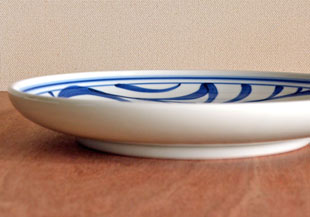 砥部焼・梅山窯　みつからくさの大皿(9寸)を横から見て