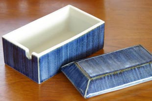 砥部焼・梅山窯　藍色のバターケースの蓋をはずしたところ