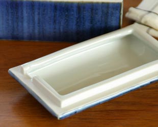 砥部焼・梅山窯　藍色のバターケースの蓋の裏側