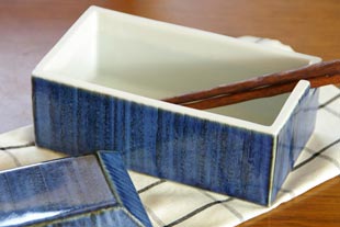 砥部焼・梅山窯　藍色のバターケースにお箸を