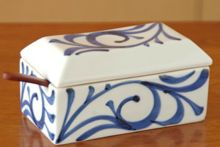 砥部焼・梅山窯　からくさのバターケースを横から見て