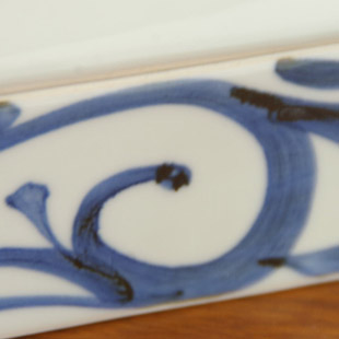 砥部焼・梅山窯　からくさのバターケースの絵付け