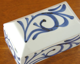 砥部焼・梅山窯　からくさのバターケースを上から見て