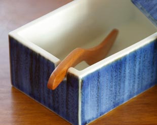 砥部焼・梅山窯　藍色のバターケースにバターナイフを入れて