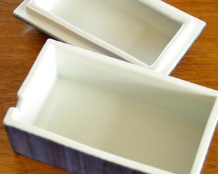 砥部焼・梅山窯　藍色のバターケースの中