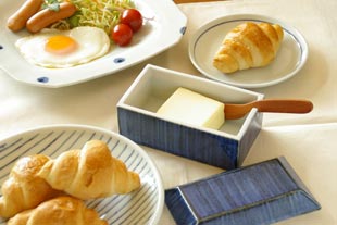 砥部焼・梅山窯　藍色のバターケースにバターを入れて食卓へ
