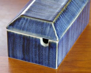 砥部焼・梅山窯　藍色のバターケースのバターナイフの挿し込み口