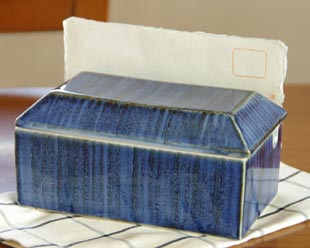 砥部焼・梅山窯　藍色のバターケースをはがきと比較して