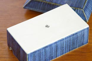 砥部焼・梅山窯　藍色のバターケースの裏側