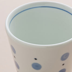 砥部焼・梅山窯　水玉のコップの縁