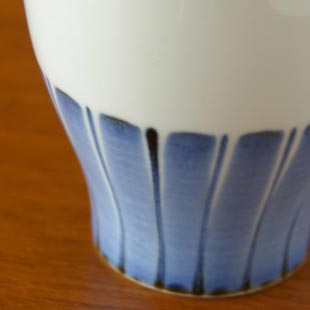 砥部焼・梅山窯　たてしま柄のフリーカップの絵付け